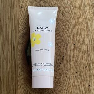 Marc Jacobs Daisy Eau So Fresh Lotion - Soft Pink